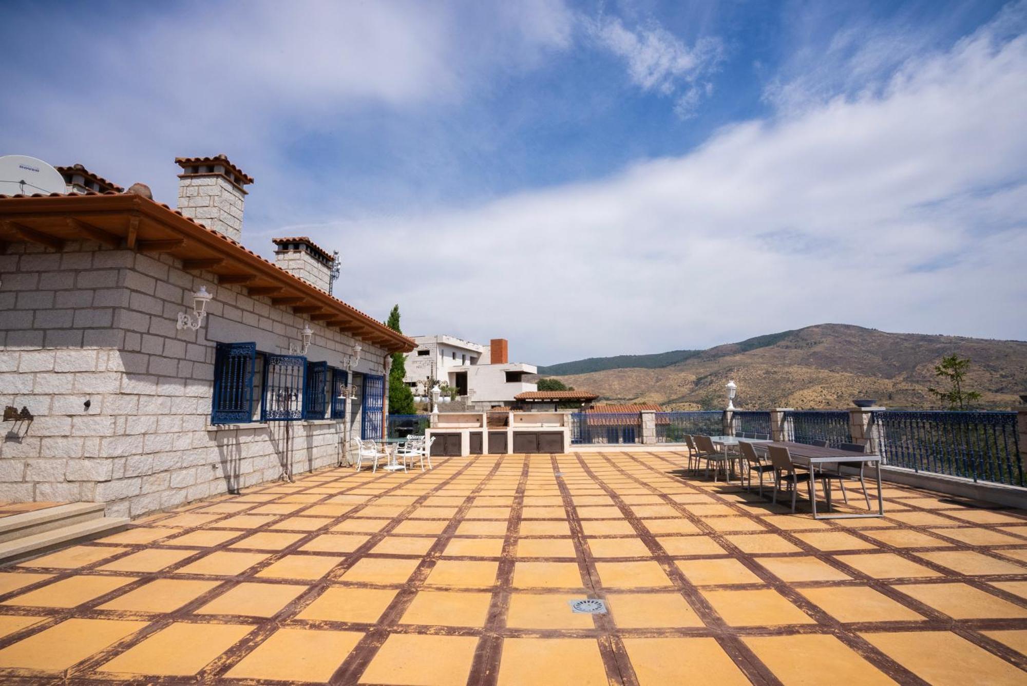 Mansion Con Jacuzzi A 40 Grados, Gran Piscina Y Padel Villa El Tiemblo Exterior photo